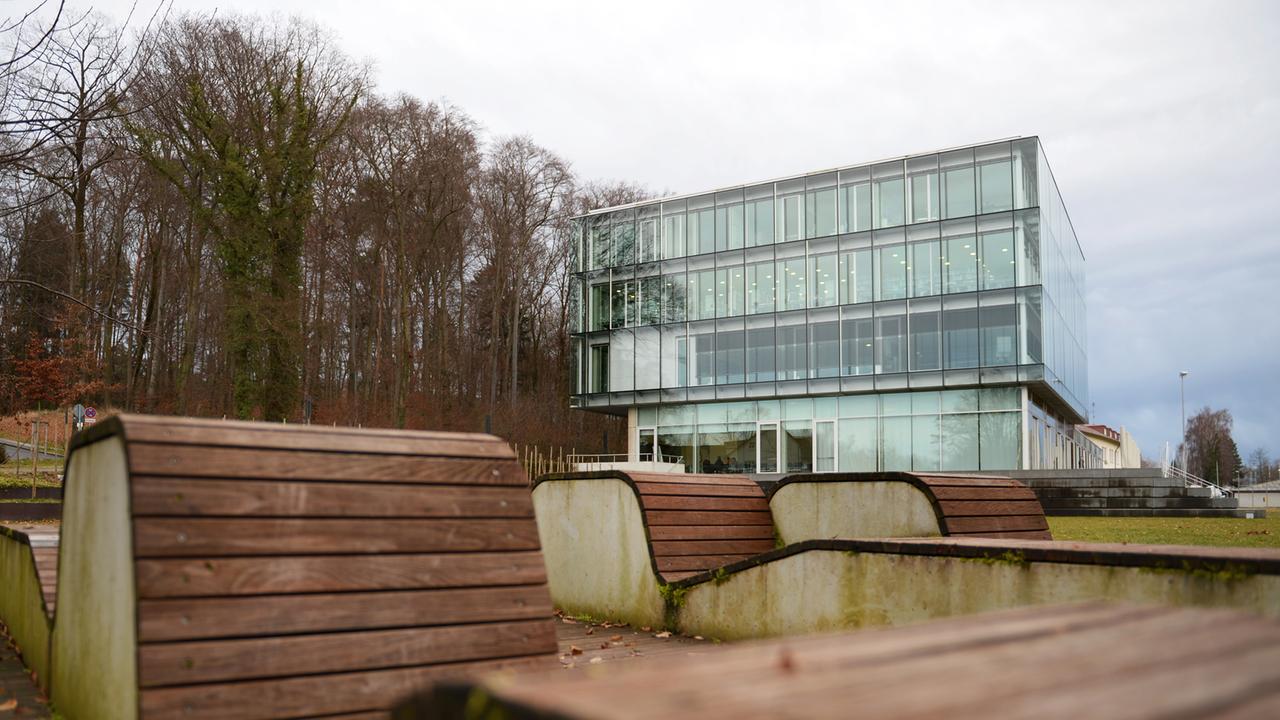 Sitzmöbel aus Beton und Holz stehen am 07.02.2014 vor der Zeppelin Universität am Seemooser Horn in Friedrichshafen (Baden-Württemberg). Sitzmöbel aus Beton und Holz stehen am 07.02.2014 vor der Zeppelin Universität am Seemooser Horn in Friedrichshafen (Baden-Württemberg).