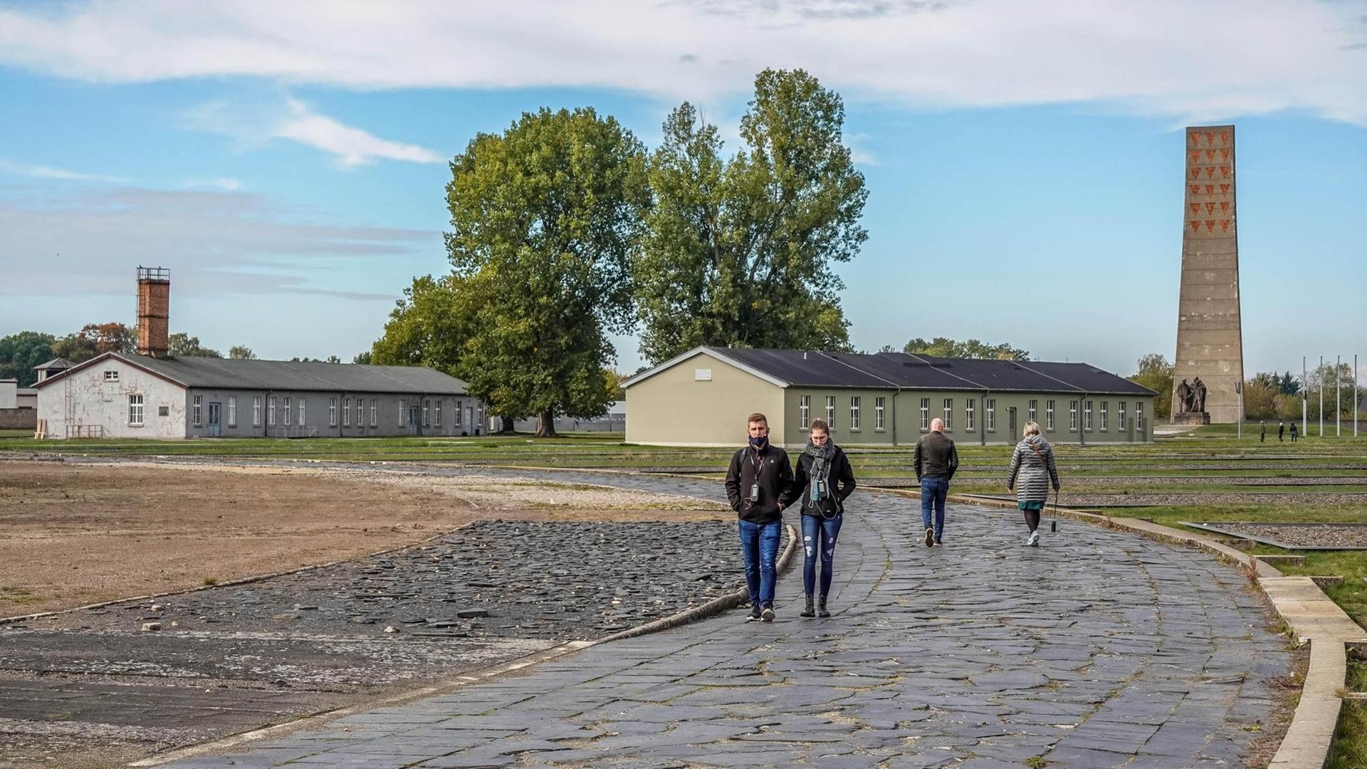 Der Appellplatz mit Obelisk aus der DDR-Zeit im Hintergrund in der KZ-Gedenkstätte Sachsenhausen Der Appellplatz mit Obelisk aus der DDR-Zeit im Hintergrund in der KZ-Gedenkstätte Sachsenhausen
