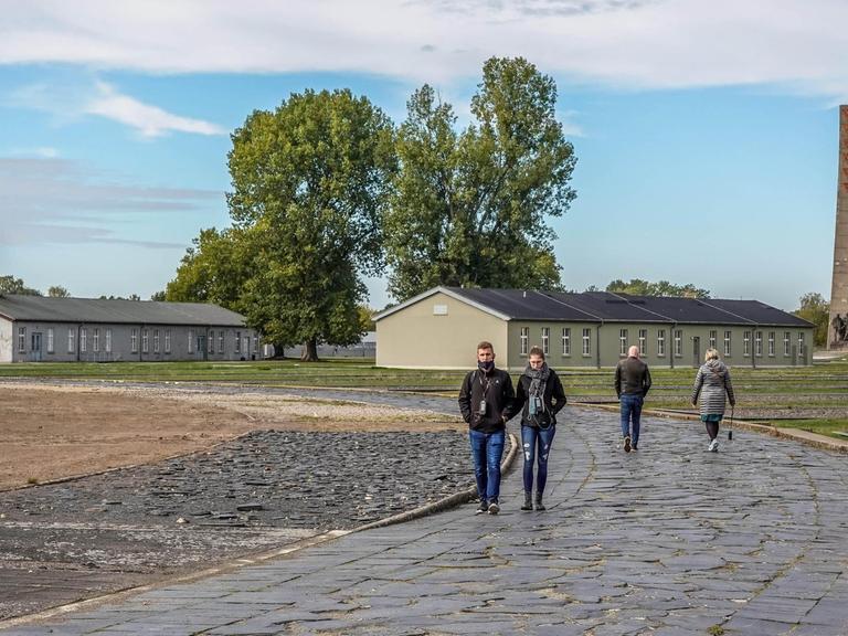 Der Appellplatz mit Obelisk aus der DDR-Zeit im Hintergrund in der KZ-Gedenkstätte Sachsenhausen