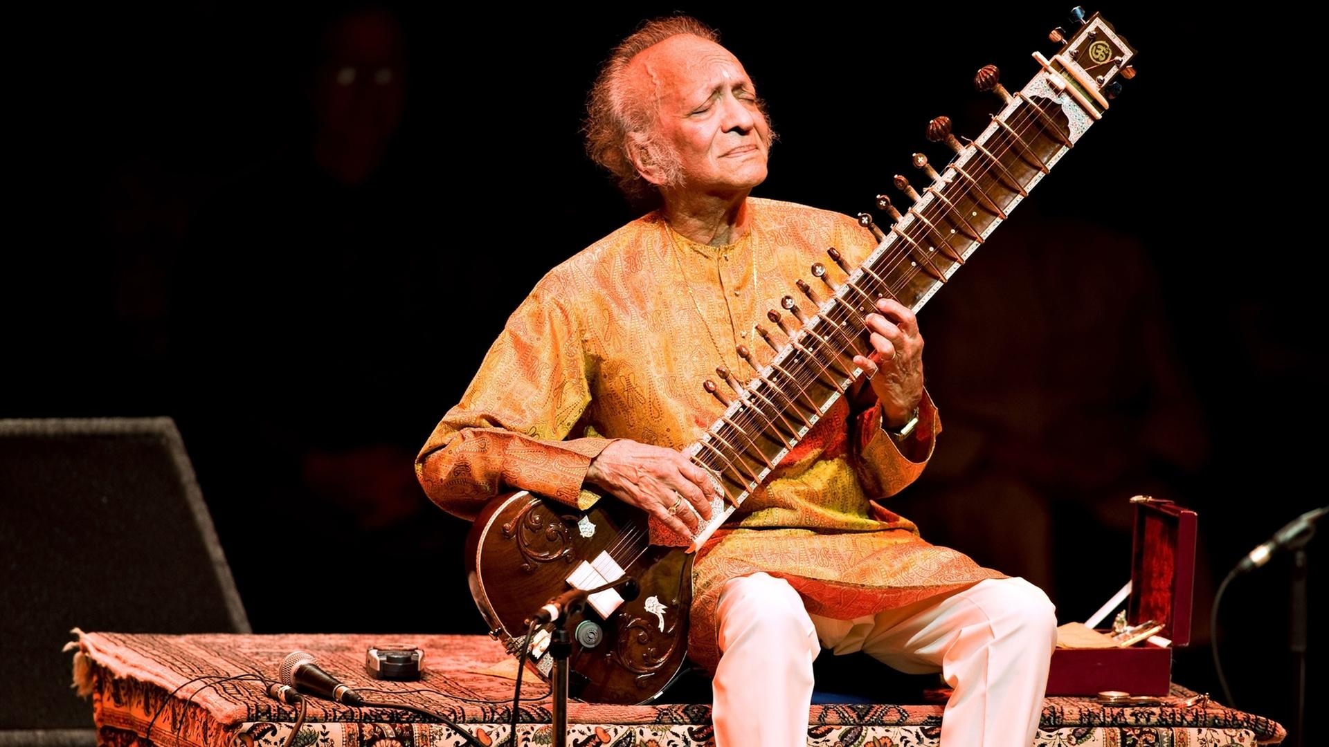 Der indische Musiker Ravi Shankar bei einem Konzert im Barbican Centre in London