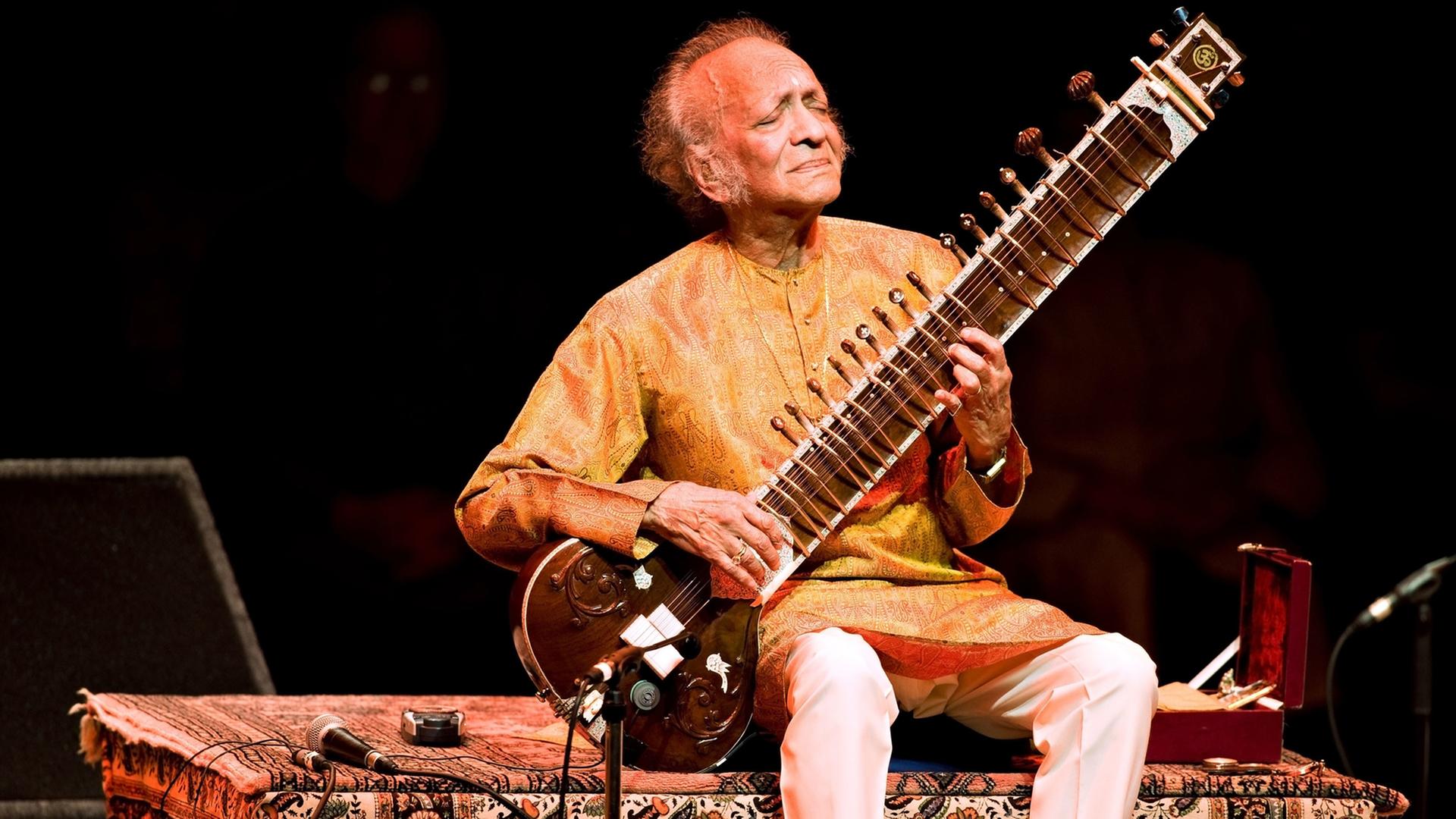 Der indische Musiker Ravi Shankar bei einem Konzert im Barbican Centre in London Der indische Musiker Ravi Shankar bei einem Konzert im Barbican Centre in London