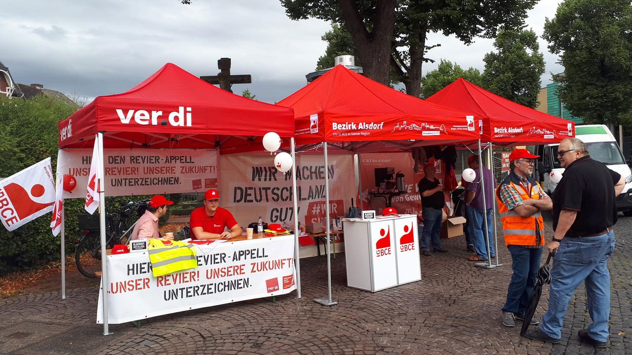 Infostand der Gewerkschaften ver.di und IG BCE in Bergheim. Infostand der Gewerkschaften ver.di und IG BCE in Bergheim.