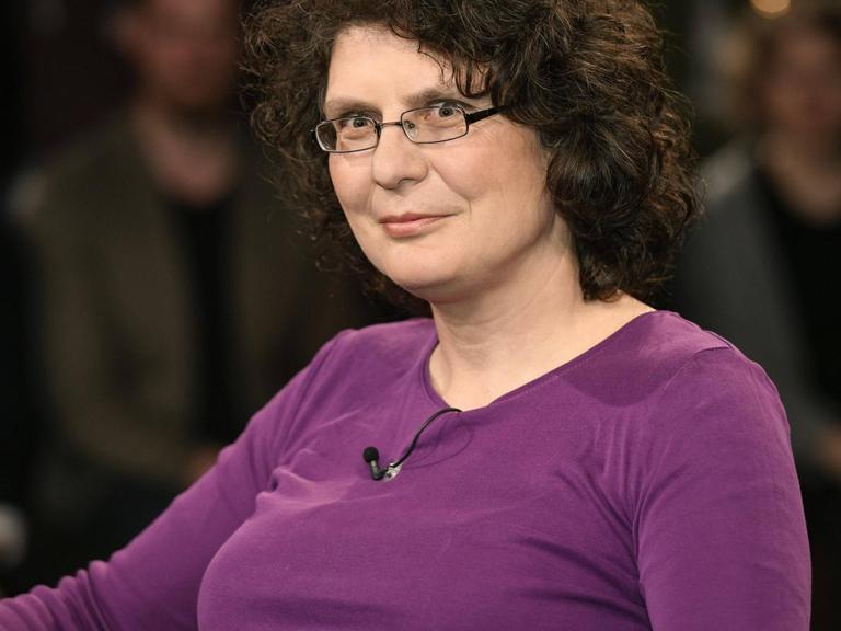 Porträtfoto von Christine Thürmer, im Hintergrund das Publikum der ZDF-Talksendung "Markus Lanz"