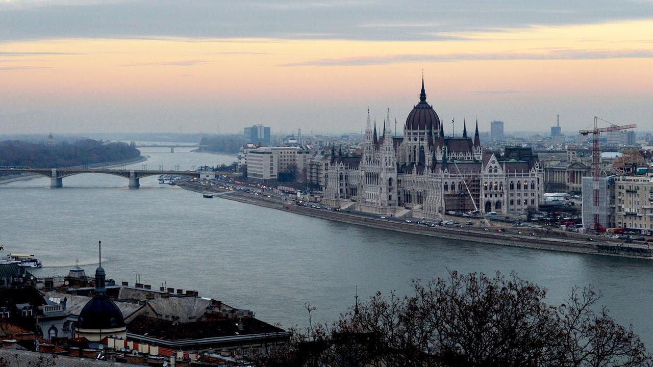 Blick vom Burgberg auf die Donau und das Parlamentsgebäude am 11.12.2013 in Budapest (Ungarn) bei Sonnenuntergang am Abend.