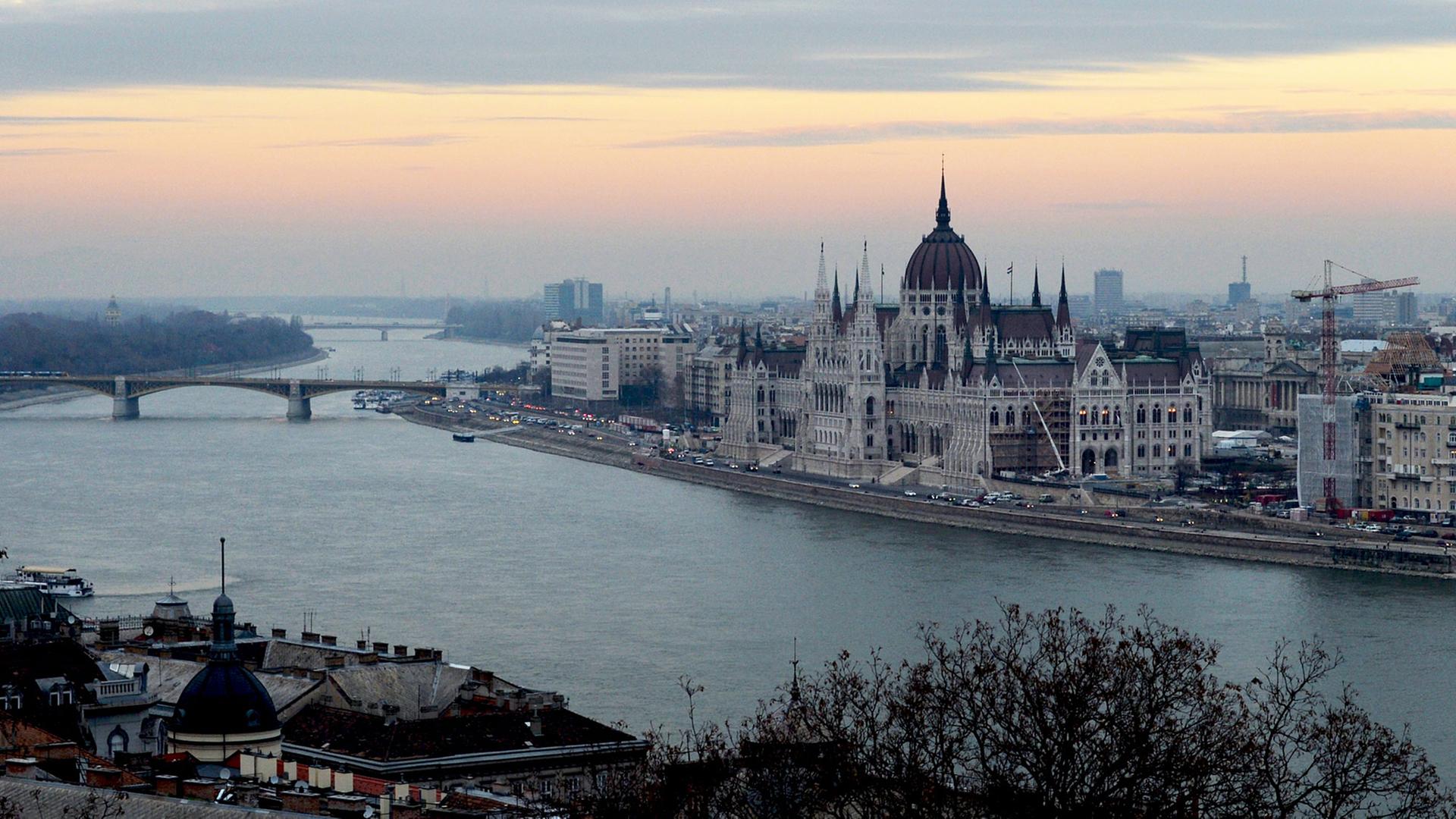 Blick vom Burgberg in Budapest auf die Donau und das Parlamentsgebäude. Blick vom Burgberg in Budapest auf die Donau und das Parlamentsgebäude.