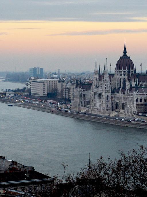 Blick vom Burgberg auf die Donau und das Parlamentsgebäude am 11.12.2013 in Budapest (Ungarn) bei Sonnenuntergang am Abend.