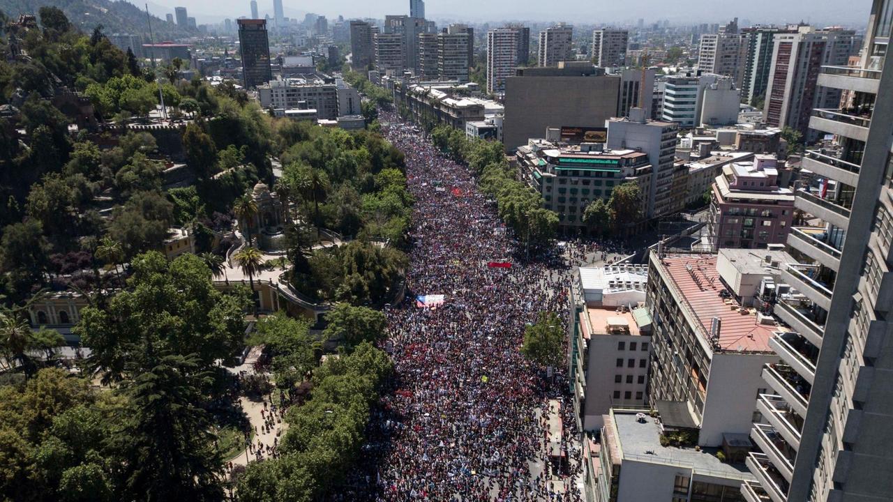 Eine Luftaufnahme von Tausenden Demonstrierenden am 23. Oktober auf einer großen Straße in Santiago de Chile. 