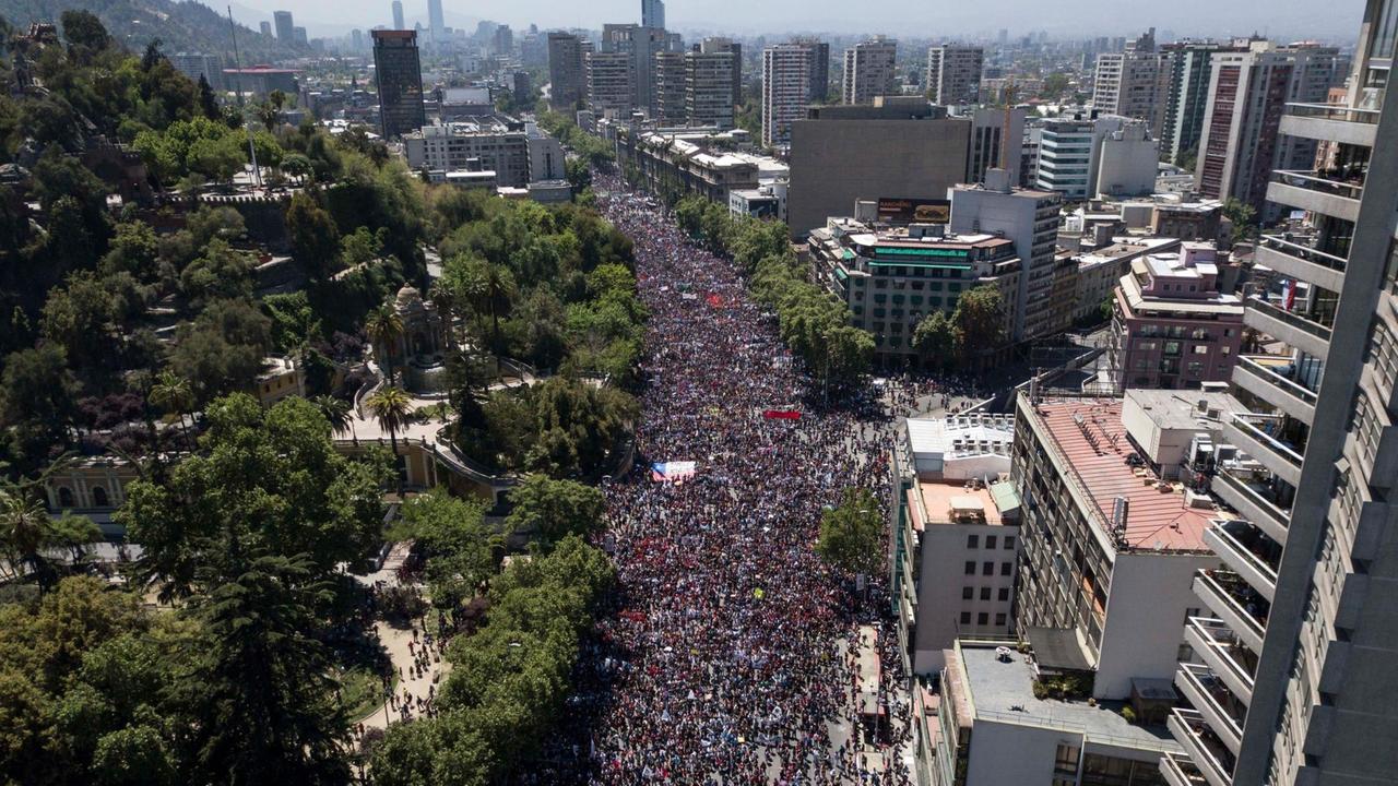 Eine Luftaufnahme von Tausenden Demonstrierenden am 23. Oktober auf einer großen Straße in Santiago de Chile. Eine Luftaufnahme von Tausenden Demonstrierenden am 23. Oktober auf einer großen Straße in Santiago de Chile.