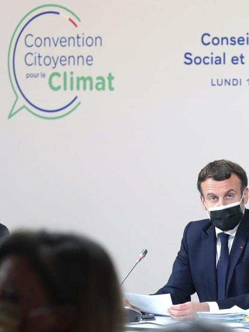 Frankreichs Prasident Emmanuel Macron (M.) und die französische Umwletministerin Barbara Pompili auf einem Klima-Bürgerkongress in Paris