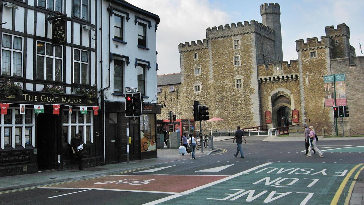 Burg und ein Pub in der britschen Stadt Cardiff.