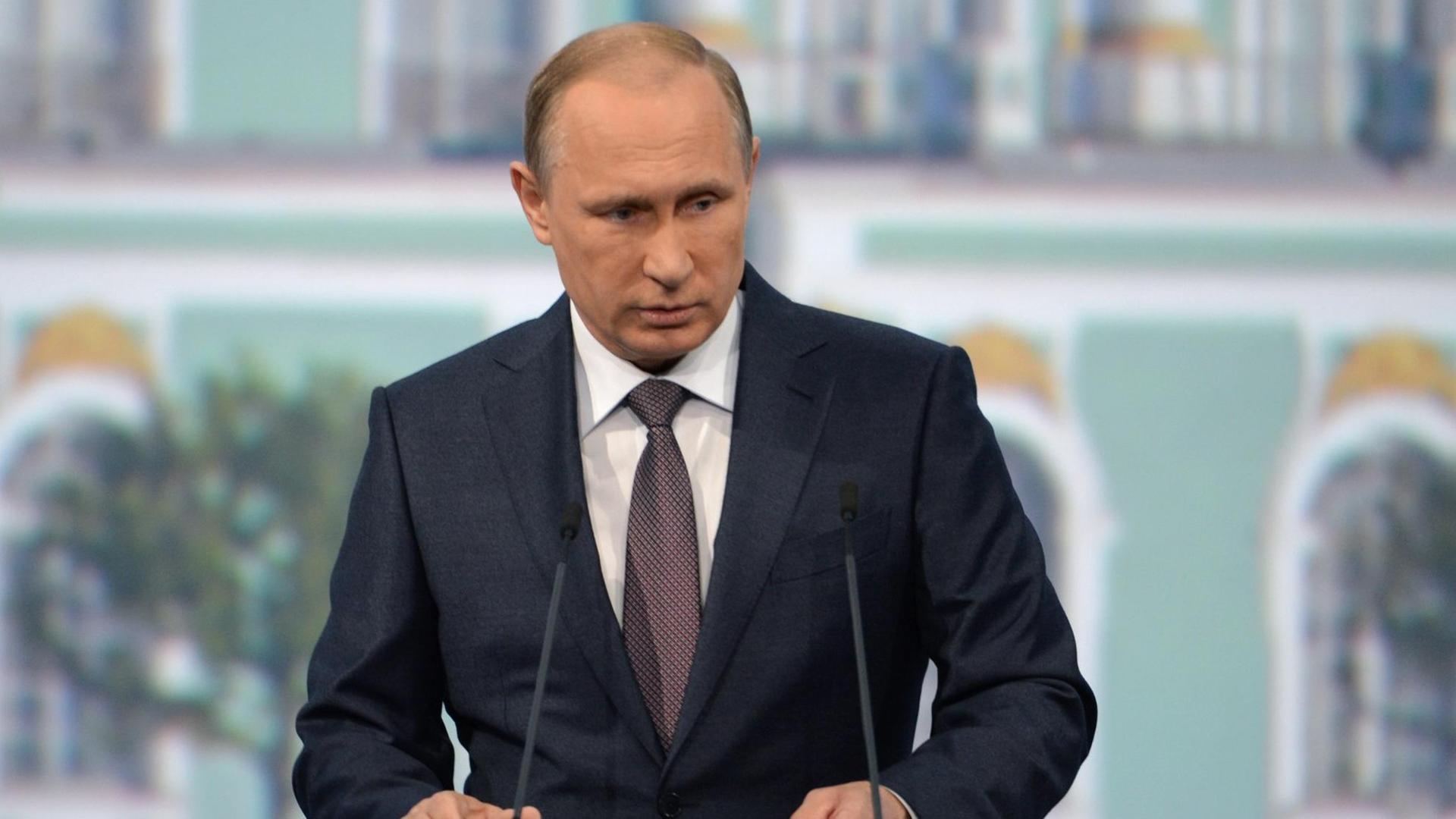 Russlands Präsident Wladimir Putin spricht auf einem Treffen während des Internationalen Wirtschaftforums in St. Petersburg. Russlands Präsident Wladimir Putin spricht auf einem Treffen während des Internationalen Wirtschaftforums in St. Petersburg.