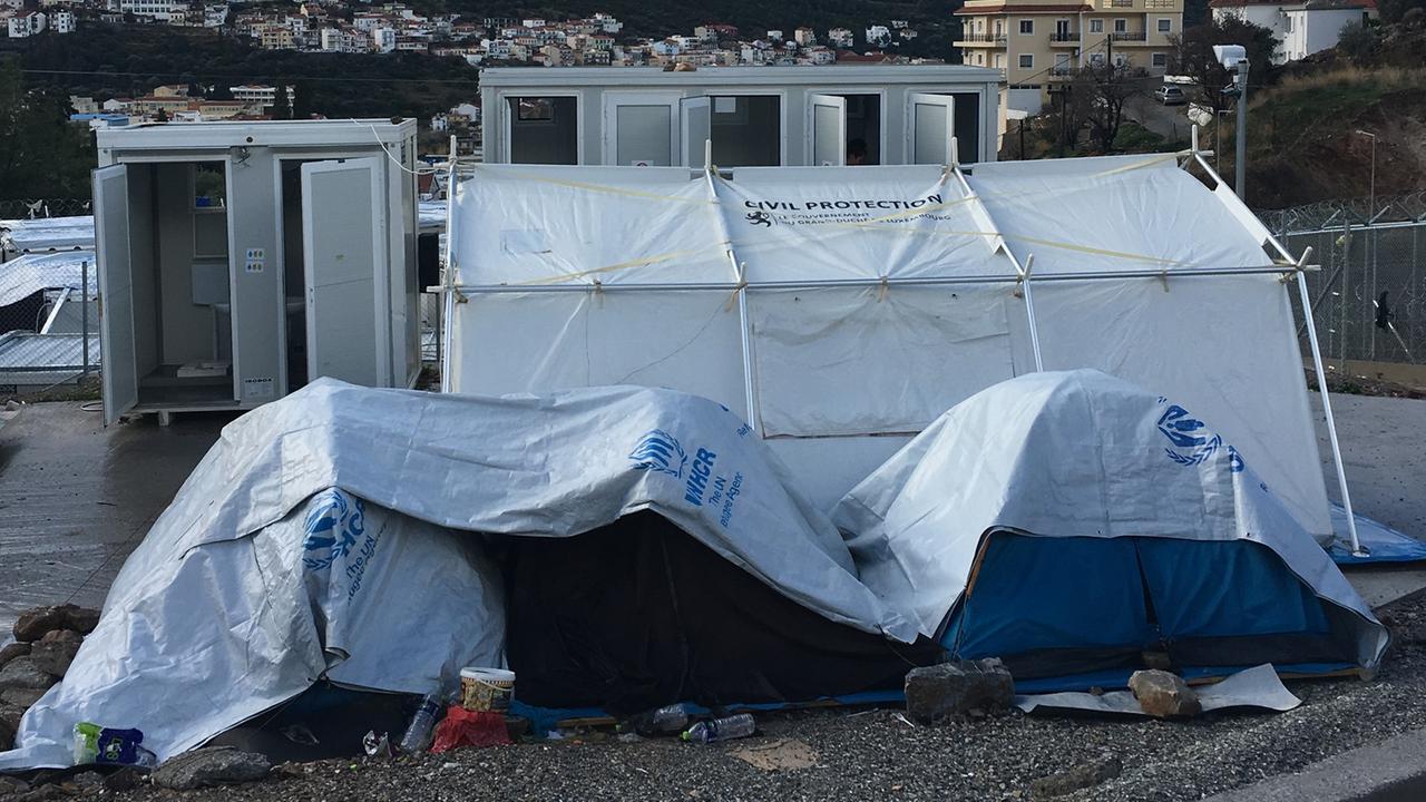 Blick auf ein Zelt, in dem auf der griechischen Insel Samos Flüchtlinge untergebracht sind. Blick auf ein Zelt, in dem auf der griechischen Insel Samos Flüchtlinge untergebracht sind.