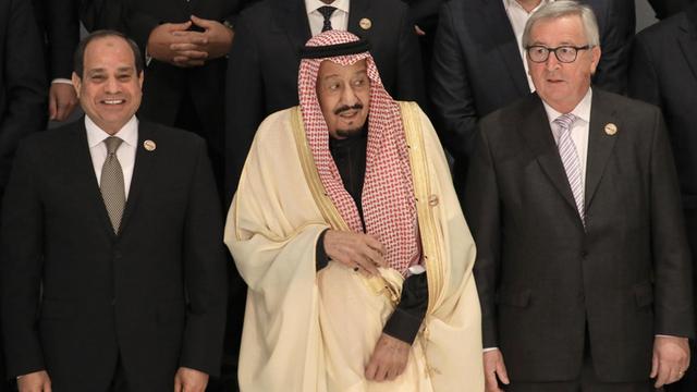 Der ägyptische Präsident Abdel Fattah el-Sisi, der saudische König Salman bin Abdulaziz Al Saud und der Präsident der EU-Kommission Jean-Claude Juncker 