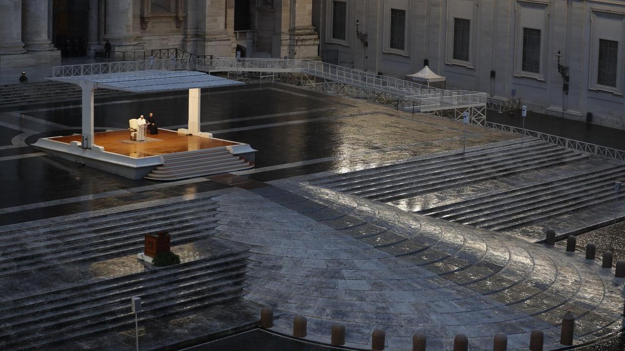 Papst Franziskus auf dem leeren Petersplatz Papst Franziskus auf dem leeren Petersplatz