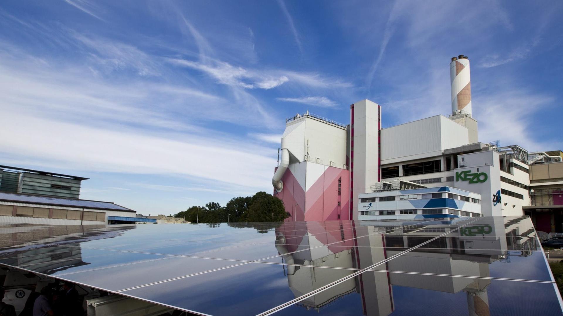 Blick auf das Dach der Kehrichtverwertung Zürcher Oberland: mit CO2-Kollektoren und Solarpanels. Blick auf das Dach der Kehrichtverwertung Zürcher Oberland: mit CO2-Kollektoren und Solarpanels.
