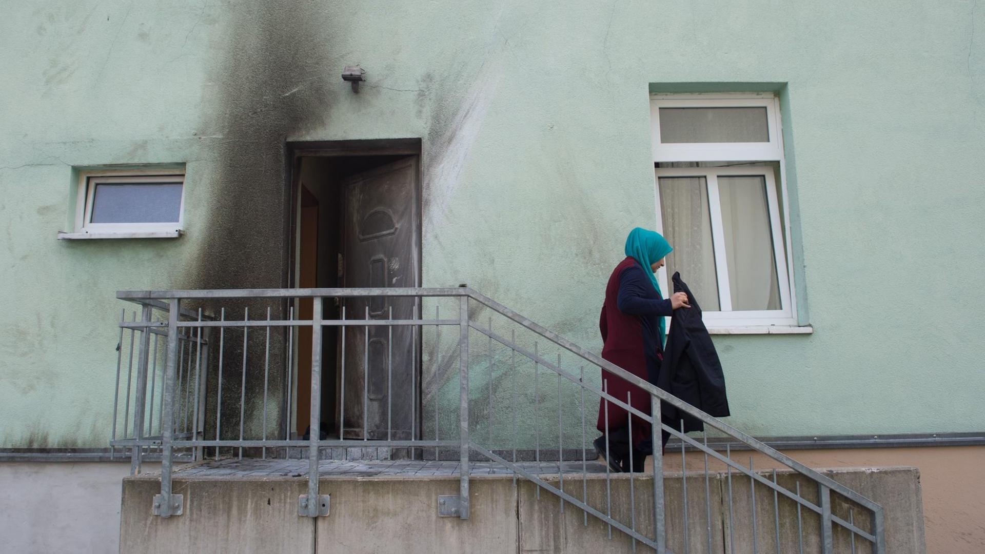 Eine Frau verlässt am 27.09.2016 in Dresden (Sachsen) die Fatih Camii Moschee. Vor der Moschee und einem internationalen Kongressgebäude in Dresden sind zwei Sprengstoffanschläge verübt worden. Verletzt wurde niemand.