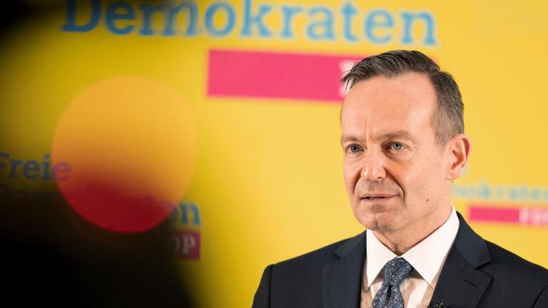 Volker Wissing, FDP-Generalsekretär, spricht im Atrium des Hans-Dietrich-Genscher-Hauses zu Journalisten.