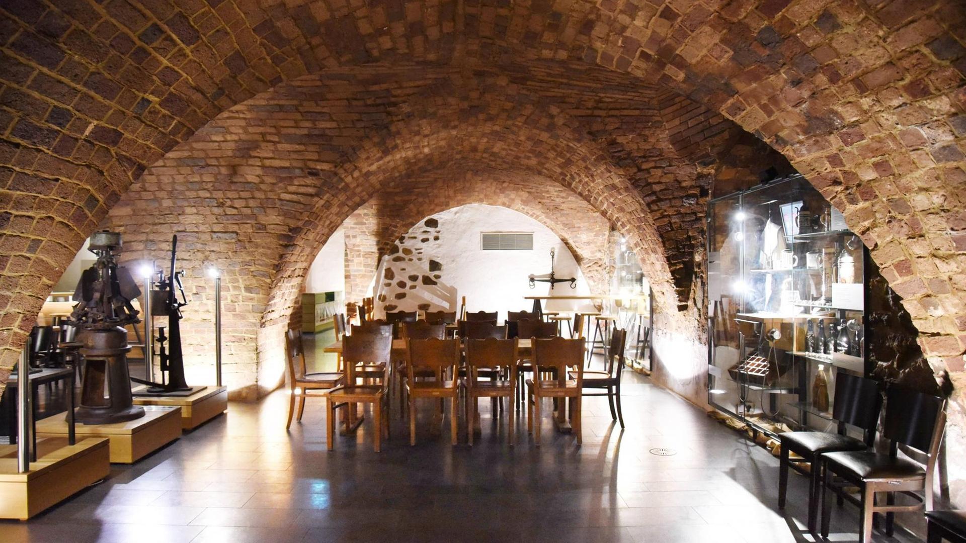 Raum im Brauereimuseum Fürstenwalde, mit Gewölbedecke und einem Tisch mit Stühlen in der Bildmitte. Raum im Brauereimuseum Fürstenwalde, mit Gewölbedecke und einem Tisch mit Stühlen in der Bildmitte.