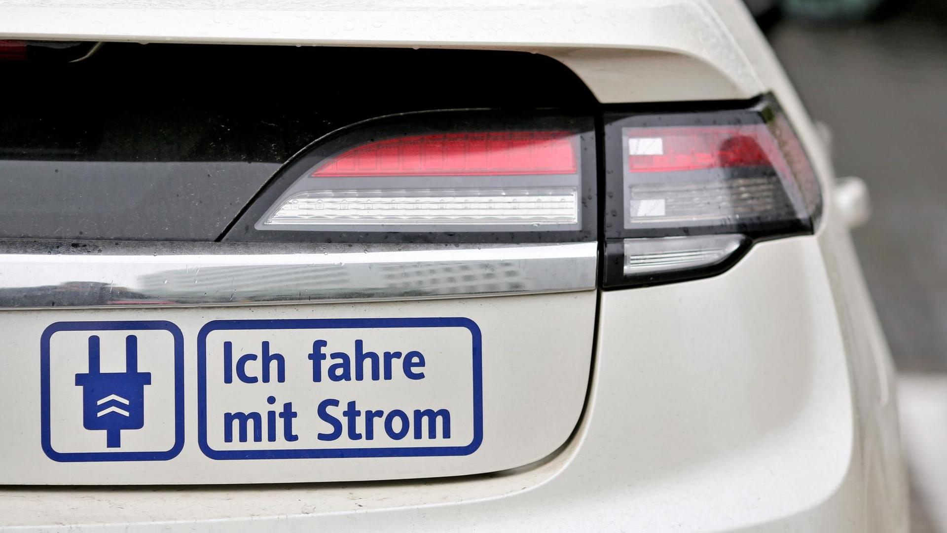 "Ich fahre mit Strom" steht an einem elektrisch angetriebenen Opel Ampera, der am 27.04.2016 in Halle (Sachsen-Anhalt) an einer Ladesäule von EnviaM geladen wird.