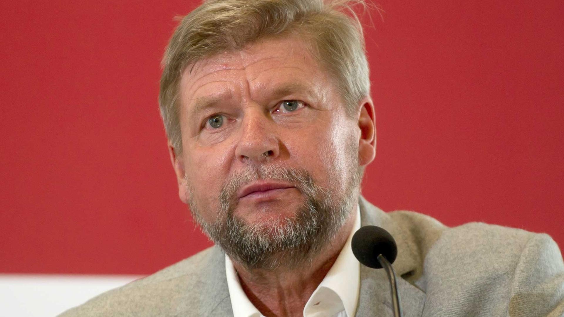 Klaus Schroeder von der Freien Universität Berlin nimmt in Berlin an der Pressekonferenz für ein Projekt zur Erforschung der Opfer der innerdeutschen Grenze teil. Klaus Schroeder von der Freien Universität Berlin nimmt in Berlin an der Pressekonferenz für ein Projekt zur Erforschung der Opfer der innerdeutschen Grenze teil.