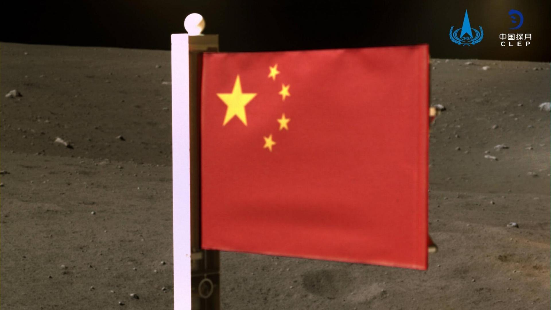 Die chinesische Flagge am Mast einer Spezialkonstruktion, im Hintergrund die Mondoberfläche