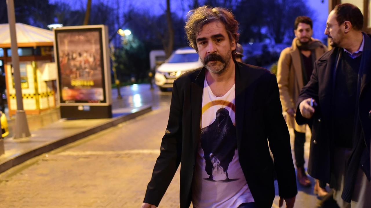 Deniz Yücel nach seiner Freilassung in Istanbul. Deniz Yücel nach seiner Freilassung in Istanbul.