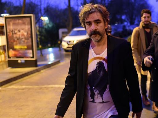 Deniz Yücel nach seiner Freilassung in Istanbul.