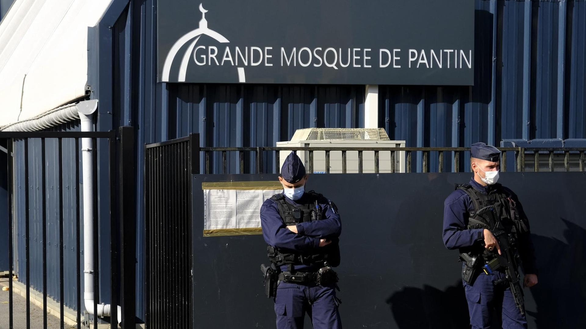 Polizisten bewachen die von den Behörden für sechs Monate geschlossene Moschee in Patin, Frankreich. Polizisten bewachen die von den Behörden für sechs Monate geschlossene Moschee in Patin, Frankreich.
