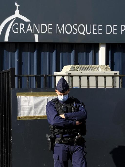 Polizisten bewachen die von den Behörden für sechs Monate geschlossene Moschee in Patin, Frankreich.