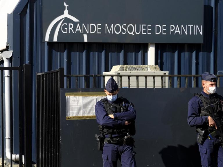Polizisten bewachen die von den Behörden für sechs Monate geschlossene Moschee in Patin, Frankreich.