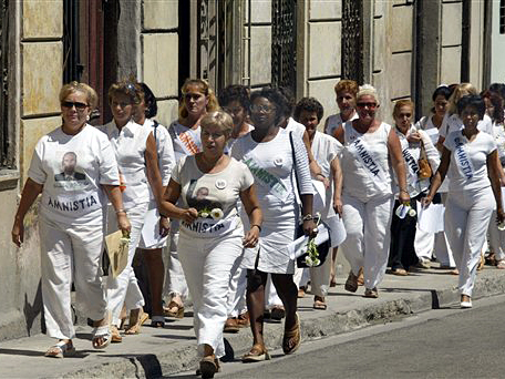 Laura Pollan (links) und ihre "Damas de Blanco" marschieren durch die kubanische Hauptstadt Havanna
