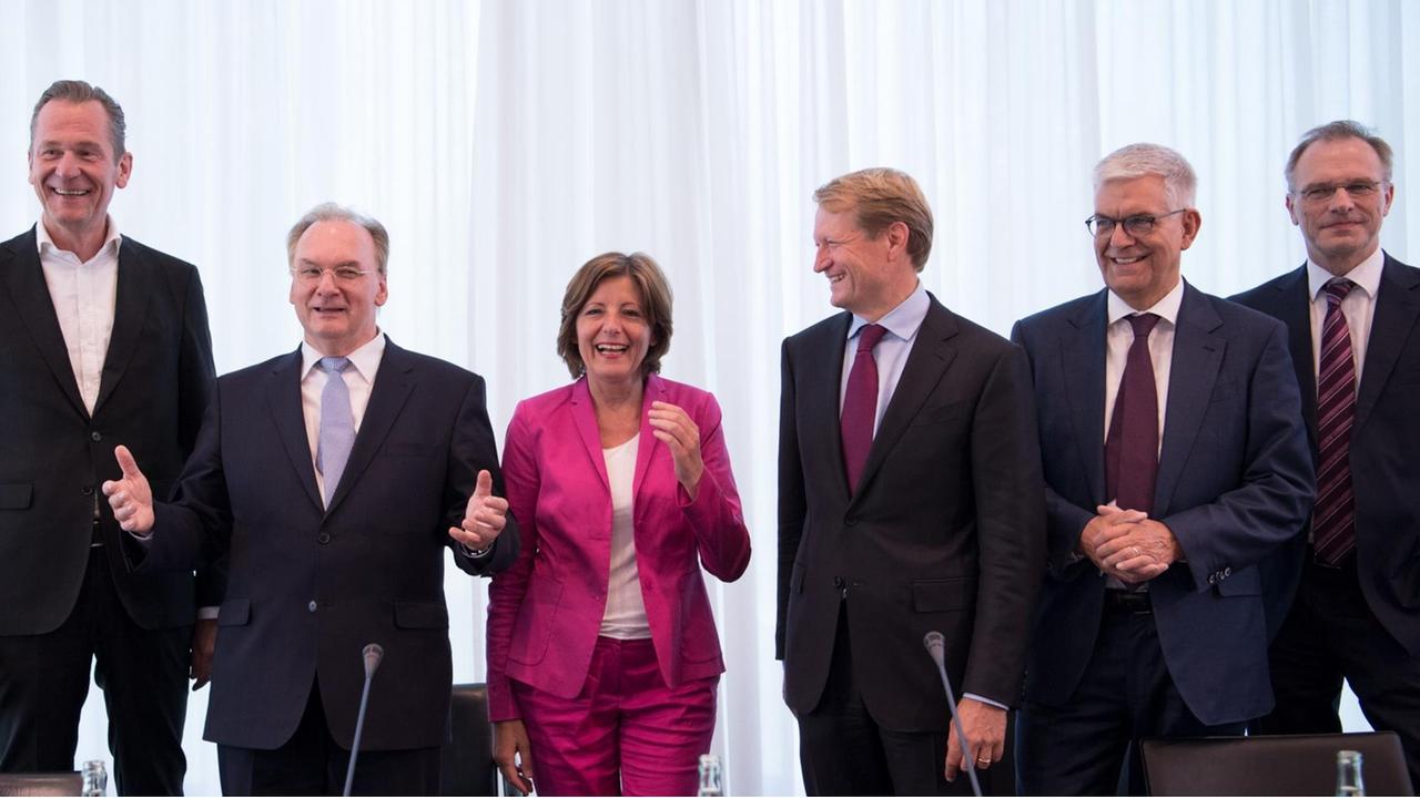 Mathias Döpfner, Präsident des Bundesverbandes Deutscher Zeitungsverleger, Reiner Haseloff (CDU), Ministerpräsident von Sachsen-Anhalt, Malu Dreyer (SPD), Ministerpräsidentin von Rheinland-Pfalz, Ulrich Wilhelm, Intendant des Bayerischen Rundfunks, Thomas Bellut, Intendant des ZDF und Stefan Raue, Intendant des Deutschlandradios lachen vor einer Pressekonferenz zur Reform des Telemedienauftrags. Mathias Döpfner, Präsident des Bundesverbandes Deutscher Zeitungsverleger, Reiner Haseloff (CDU), Ministerpräsident von Sachsen-Anhalt, Malu Dreyer (SPD), Ministerpräsidentin von Rheinland-Pfalz, Ulrich Wilhelm, Intendant des Bayerischen Rundfunks, Thomas Bellut, Intendant des ZDF und Stefan Raue, Intendant des Deutschlandradios lachen vor einer Pressekonferenz zur Reform des Telemedienauftrags.
