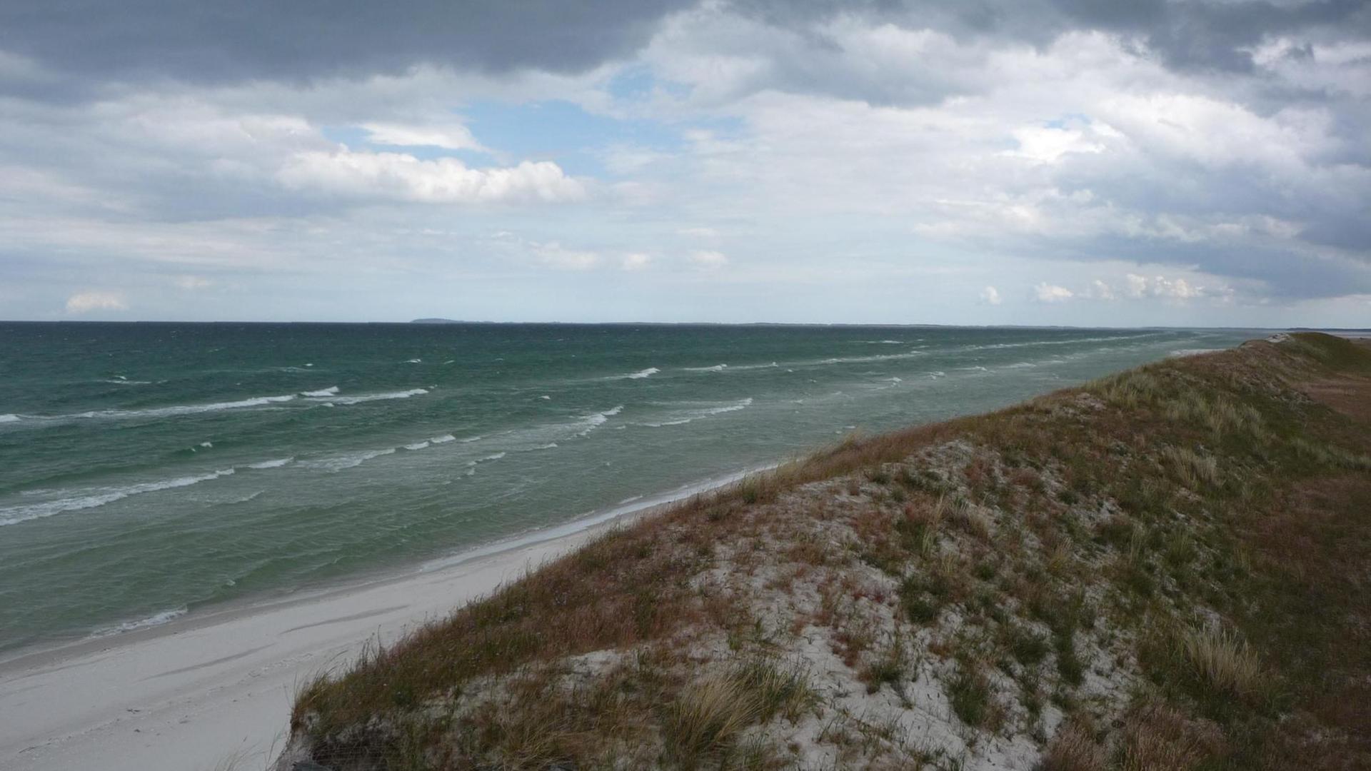 Dünen, Strand und dunkle Wolken über der Ostsee, aufgenommen bei Windstaerke vier an der Hohen Düne am östlichen Ende der Ostsee-Halbinsel Fischland-Darss-Zingst in Mecklenburg-Vorpommern am 08.07.2015.
