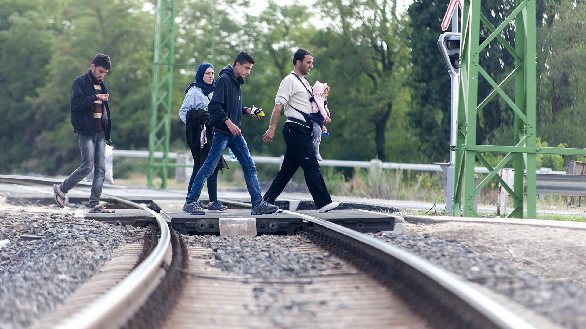 Flüchtlinge nach ihrem Grenzübertritt in Ungarn Flüchtlinge nach ihrem Grenzübertritt in Ungarn