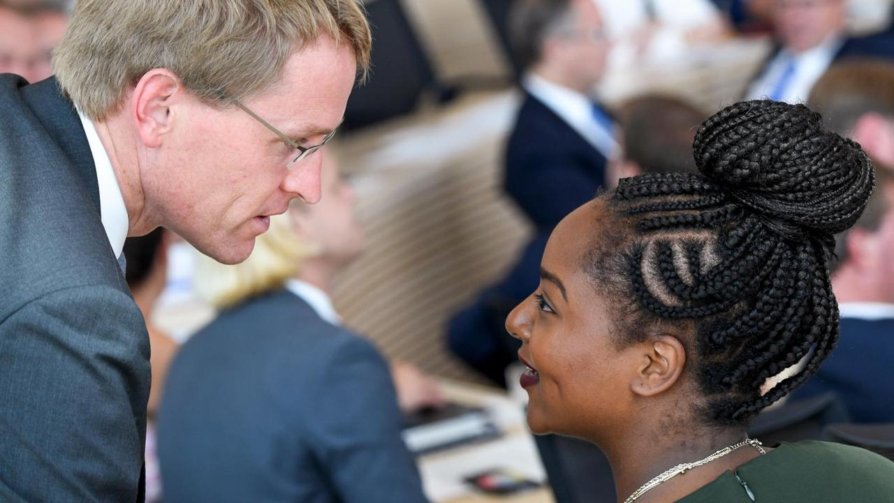 Daniel Günther (CDU), Ministerpräsident von Schleswig-Holstein, spricht mit Aminata Toure, Abgeordnete von Bündnis90/Die Grünen am 28.08.2019 im Landtag in Kiel. Die 26 Jahre alte Grünen-Politikerin ist neu gewählte Vizepräsidentin des schleswig-holsteinischen Landtags. Daniel Günther (CDU), Ministerpräsident von Schleswig-Holstein, spricht mit Aminata Toure, Abgeordnete von Bündnis90/Die Grünen am 28.08.2019 im Landtag in Kiel. Die 26 Jahre alte Grünen-Politikerin ist neu gewählte Vizepräsidentin des schleswig-holsteinischen Landtags.