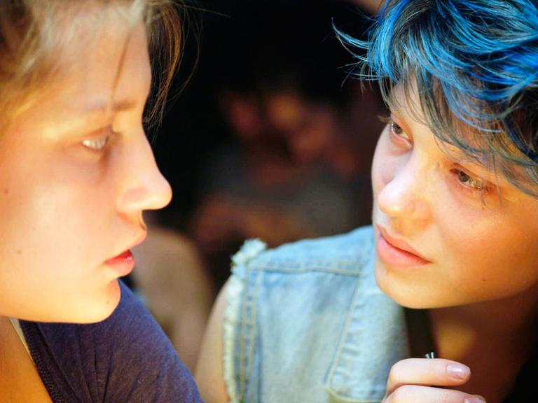 Die Darstellerinnen Adèle Exarchopoulos (l) und Léa Seydoux in einer Szene des Kinofilms "Blau ist eine warme Farbe" von Abdellatif Kechiche