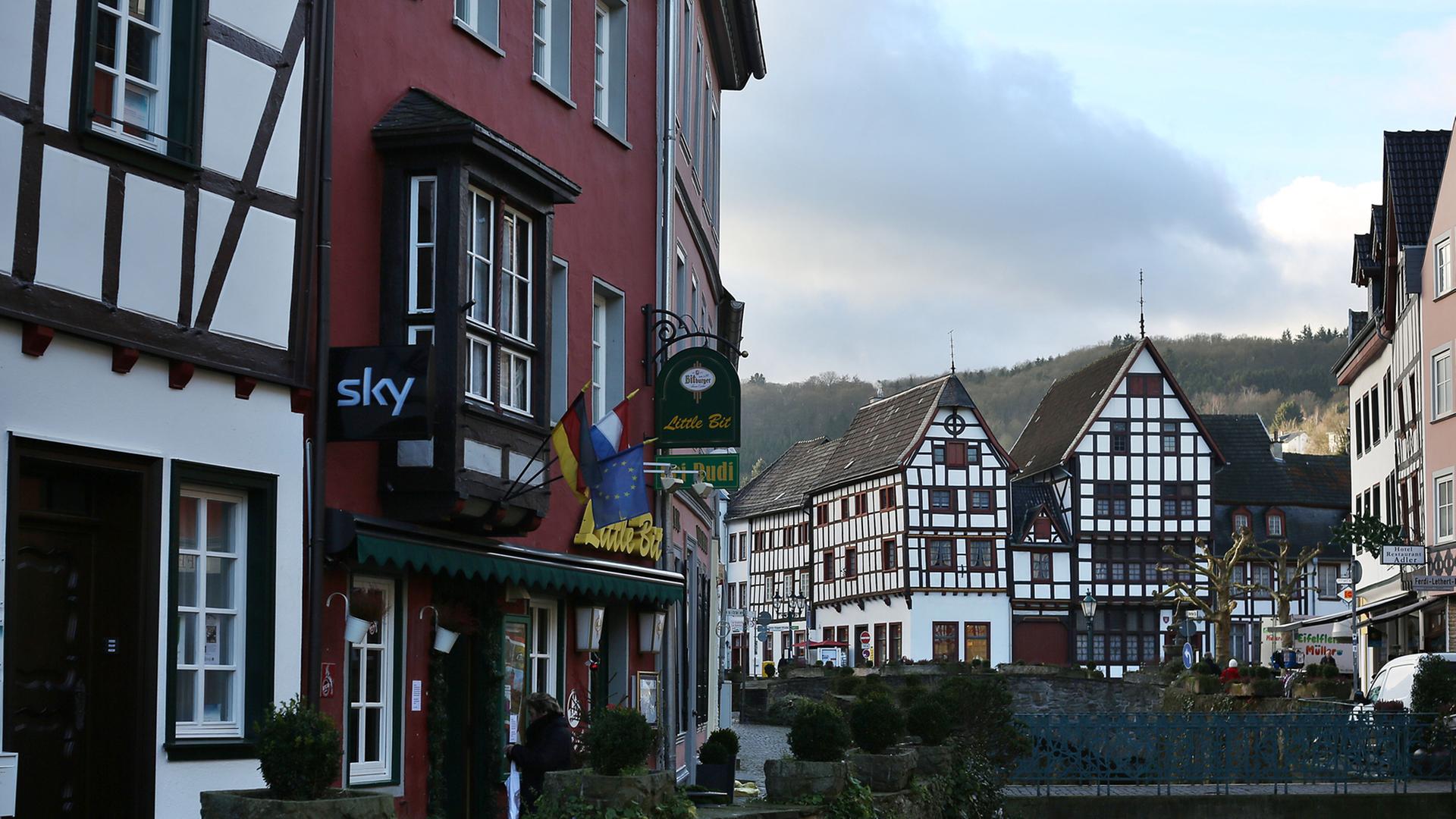 Blick auf Fachwerkhäuser und Fluss mit Brücke in Bad Münstereifel Blick auf Fachwerkhäuser und Fluss mit Brücke in Bad Münstereifel
