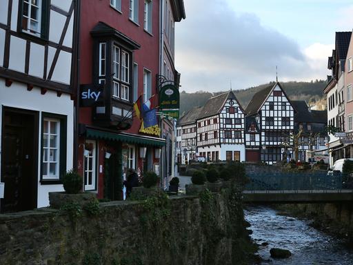 Blick auf Fachwerkhäuser und Fluss mit Brücke in Bad Münstereifel