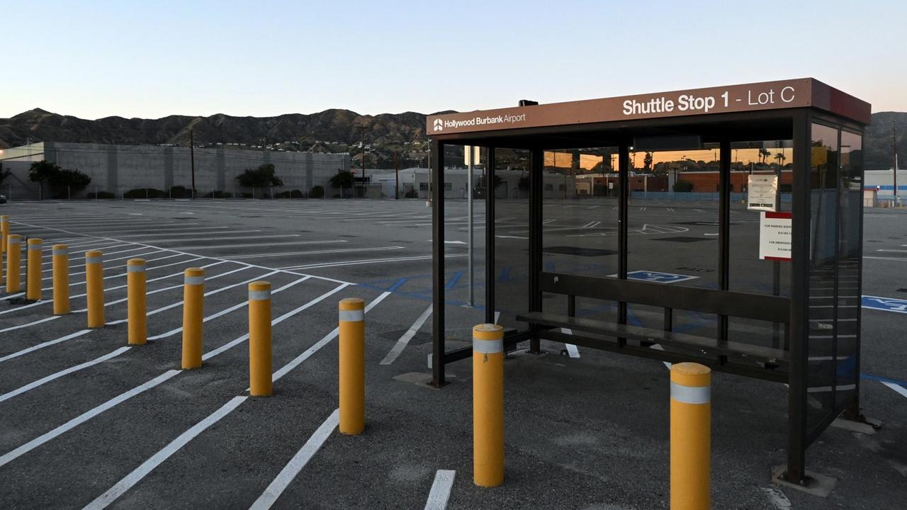 Ein komplett leerer Flughafenparkplatz ist zu sehen. Ein komplett leerer Flughafenparkplatz ist zu sehen.