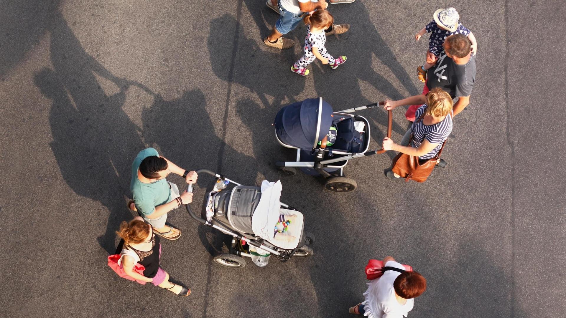 padres con cochecitos; vista panorámica Tasa de natalidad en España – Caída drástica por la crisis económica