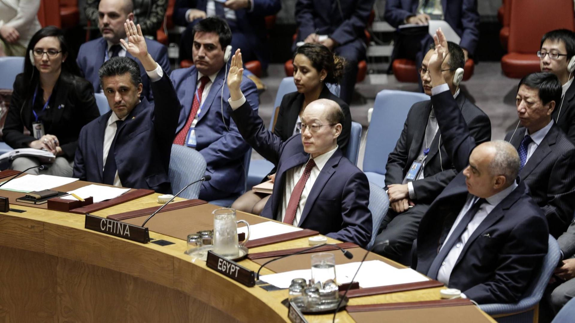 Die Vertreter Chinas und Ägyptens stimmen im UNO-Sicherheitsrat für weitere Sanktionen gegen Nordkorea. Die Vertreter Chinas und Ägyptens stimmen im UNO-Sicherheitsrat für weitere Sanktionen gegen Nordkorea.
