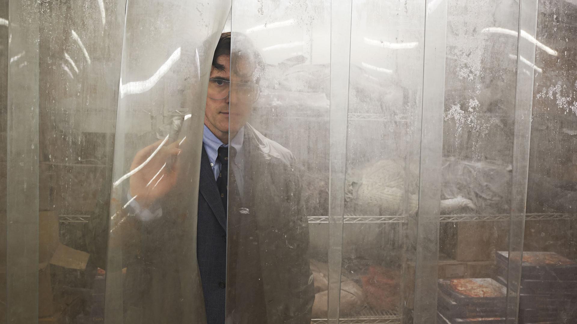 Szene aus dem neuen Film von Lars von Trier: Matt Dillon als Serienkiller Jack - was hinter dem Vorhang ist, wollen wir lieber nicht wissen. Oder doch? Szene aus dem neuen Film von Lars von Trier: Matt Dillon als Serienkiller Jack - was hinter dem Vorhang ist, wollen wir lieber nicht wissen. Oder doch?