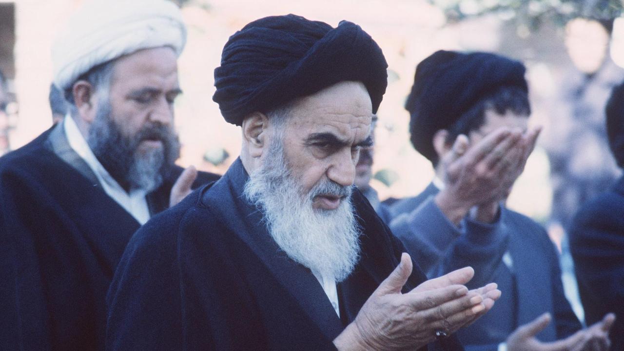 Ayatollah Ruhollah Khomeni, auch Chomeini, geistiger Führer im Iran, späterer Staatspräsident, Revolutionsführer, bei einem Gebet,  während seines französischen Exils, in Pontchartrain 26.01.1979.