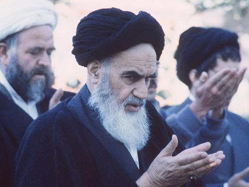 Ayatollah Ruhollah Khomeini, auch Chomeini, geistiger Führer im Iran, späterer Staatspräsident, Revolutionsführer, bei einem Gebet, während seines französischen Exils, in Pontchartrain 26.01.1979