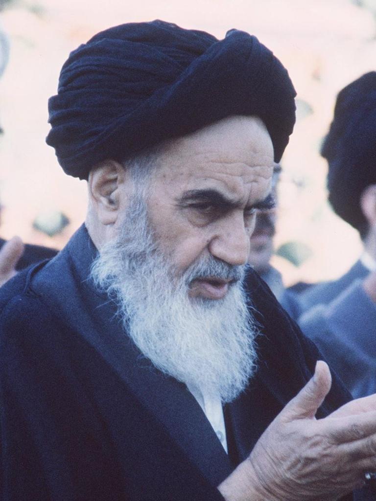 Ayatollah Ruhollah Khomeini, auch Chomeini, geistiger Führer im Iran, späterer Staatspräsident, Revolutionsführer, bei einem Gebet, während seines französischen Exils, in Pontchartrain 26.01.1979