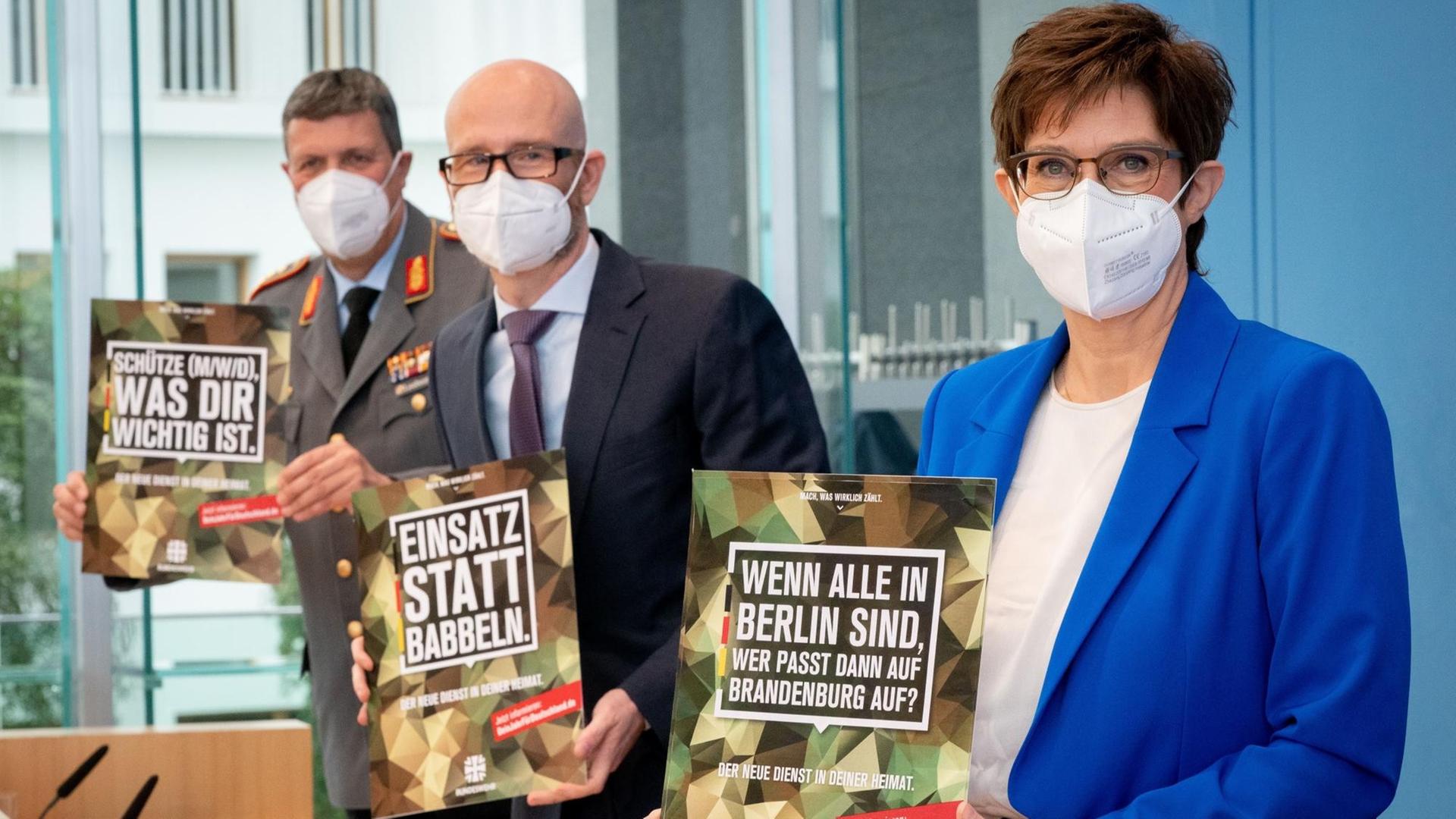 Markus Laubenthal (l-r), stellvertretender Generalinspekteur der Bundeswehr, Peter Tauber (CDU), Parlamentarischer Staatssekretär im Verteidigungsministerium, und Annegret Kramp-Karrenbauer (CDU), Bundesministerin der Verteidigung, präsentieren die Plakate am Rande der Pressekonferenz zur Vorstellung des freiwilligen Wehrdienstes im Heimatschutz "Dein Jahr für Deutschland". Markus Laubenthal (l-r), stellvertretender Generalinspekteur der Bundeswehr, Peter Tauber (CDU), Parlamentarischer Staatssekretär im Verteidigungsministerium, und Annegret Kramp-Karrenbauer (CDU), Bundesministerin der Verteidigung, präsentieren die Plakate am Rande der Pressekonferenz zur Vorstellung des freiwilligen Wehrdienstes im Heimatschutz "Dein Jahr für Deutschland".