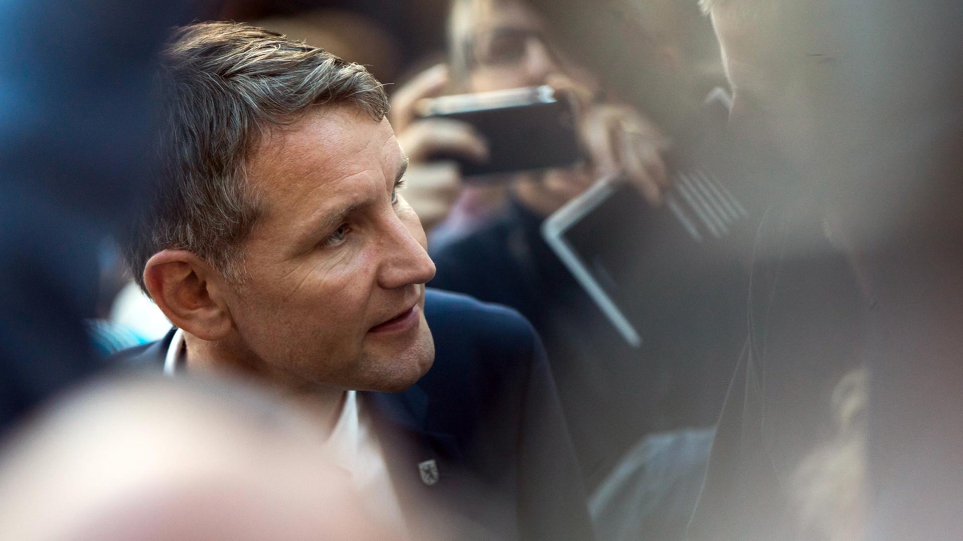 Thüringens AfD-Landes- und Fraktionschef Björn Höcke auf der Buchmesse in Frankfurt am Main auf dem Weg zu einer Lesung mit Podiumsdiskussion. Thüringens AfD-Landes- und Fraktionschef Björn Höcke auf der Buchmesse in Frankfurt am Main auf dem Weg zu einer Lesung mit Podiumsdiskussion.