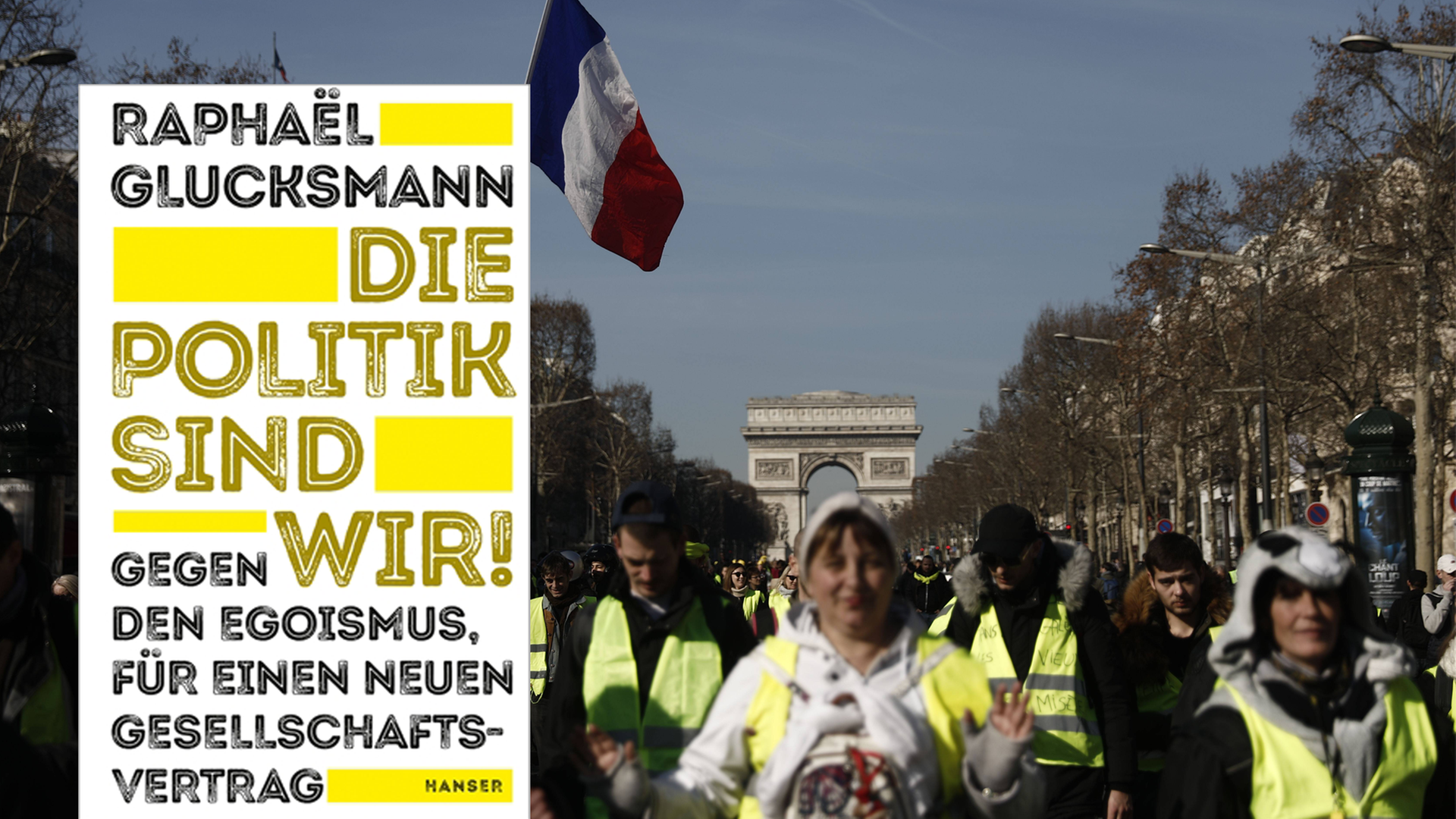 Im Vordergrund ist das Cover des Buches "Die Politik sind wir!" von Raphaël Glucksmann, im Hintergrund ist ein Protest der Gelbwesten in Paris zu sehen, wo sich die Demonstranten vorm Arc de Triomphe weg bewegen.