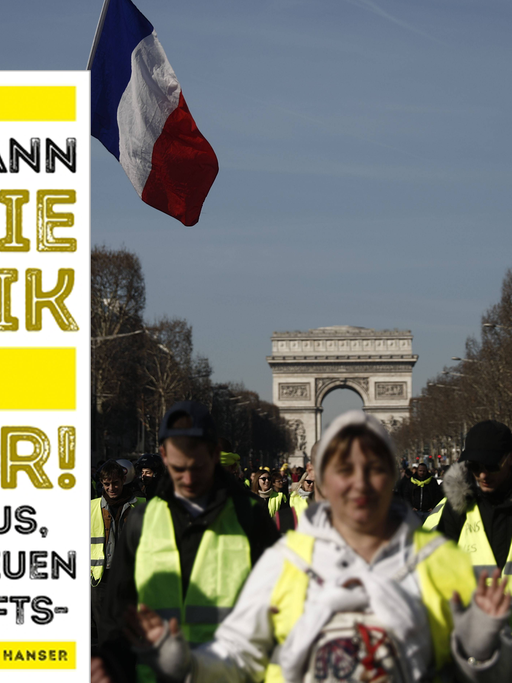 Im Vordergrund ist das Cover des Buches "Die Politik sind wir!" von Raphaël Glucksmann, im Hintergrund ist ein Protest der Gelbwesten in Paris zu sehen, wo sich die Demonstranten vorm Arc de Triomphe weg bewegen.