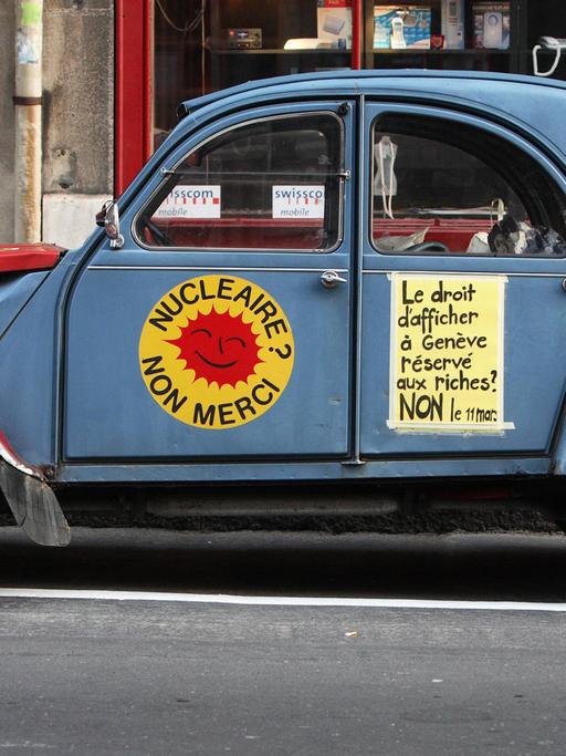 Ein französische "Ente" mit Anti-Atomkraft-Aufkleber.